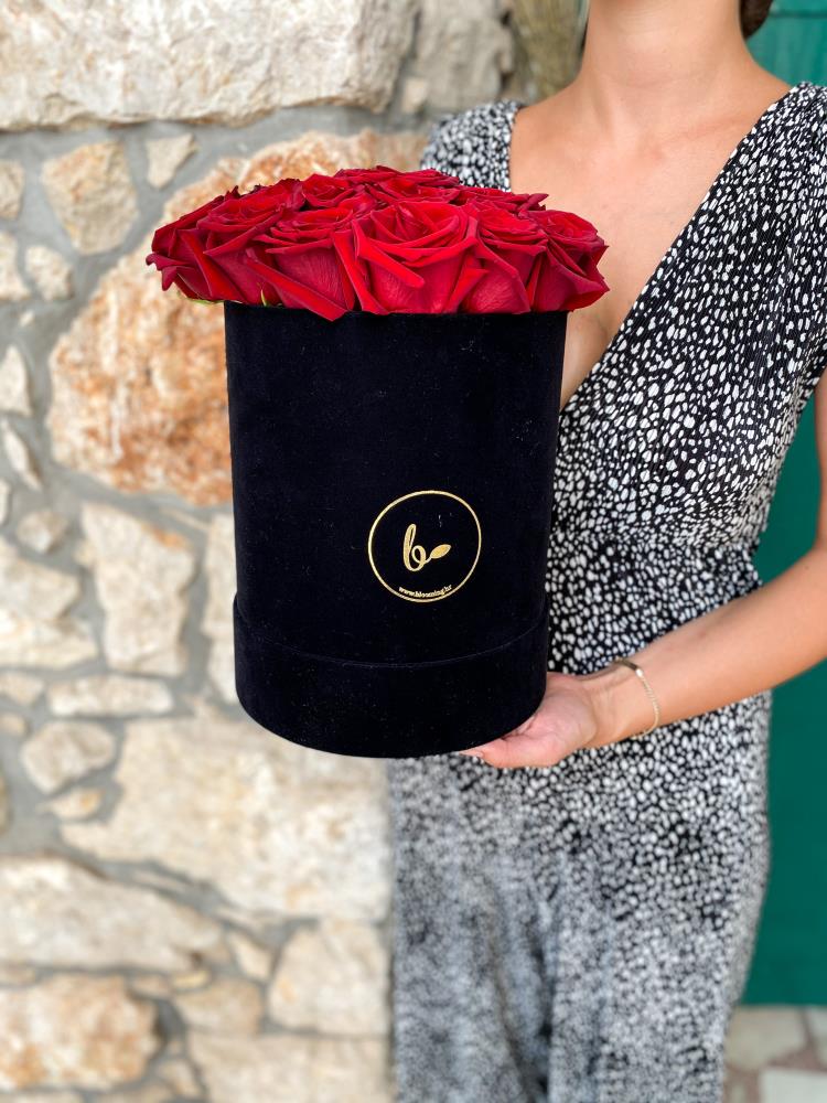 Baršunasti FlowerBox sa crvenim ružama-crni 1