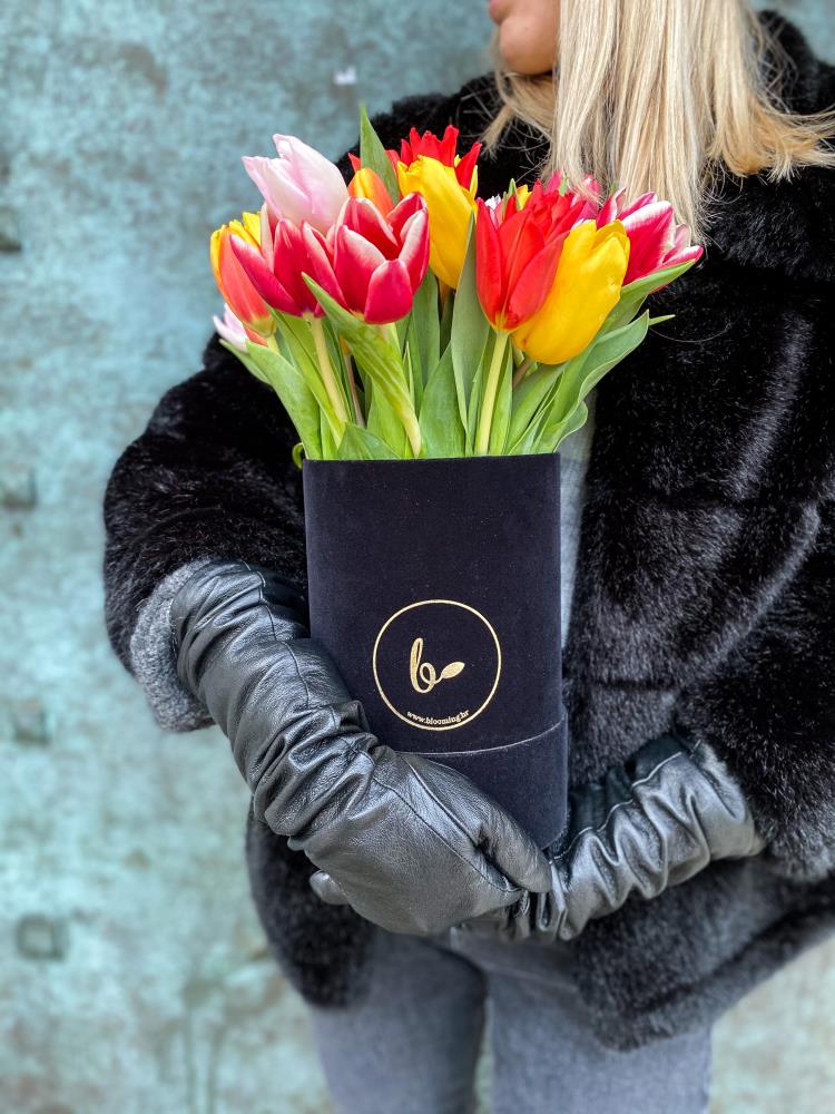 Baršunasti FlowerBox sa tulipanima-crni1