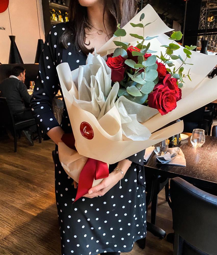 128-buketi-buket-ruža-sa-eukaliptusom-po-komadu