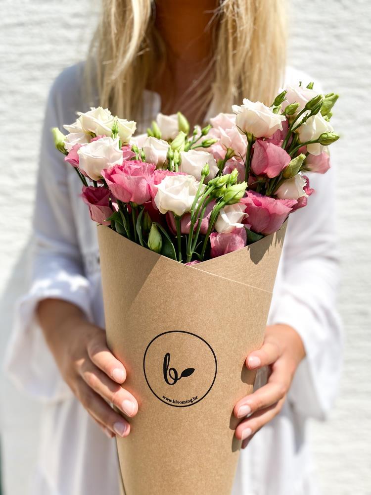 Blooming smeđi tuljac sa lizijantusima