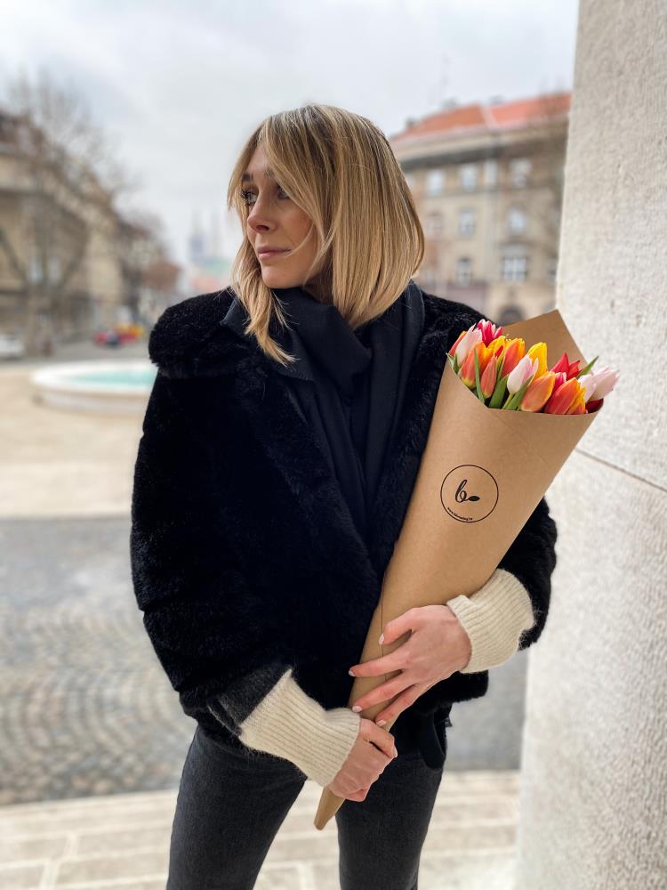Blooming smeđi tuljac sa tulipanima1
