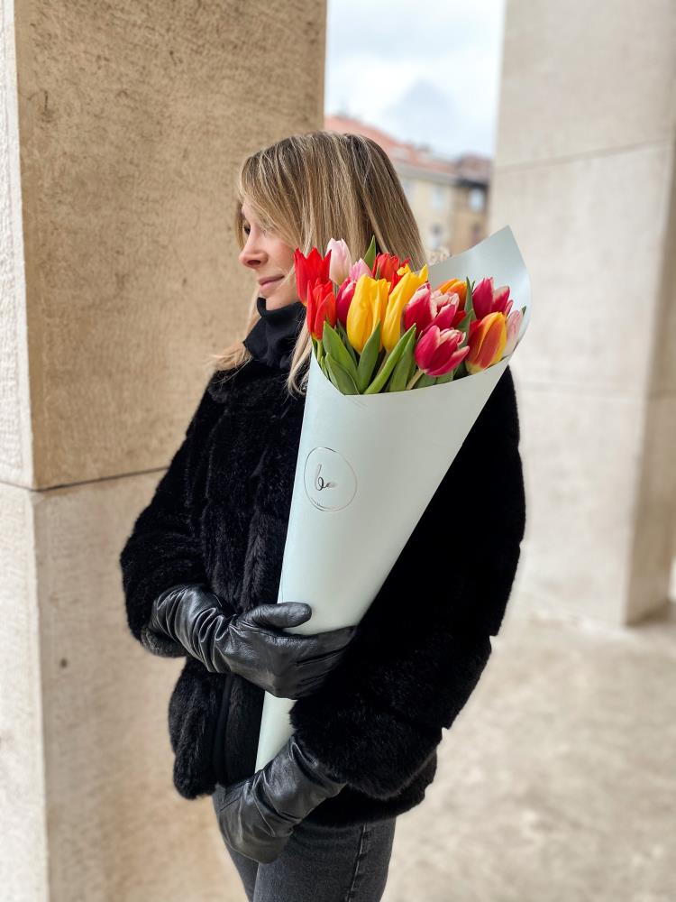 Blooming plavi tuljac sa tulipanima1