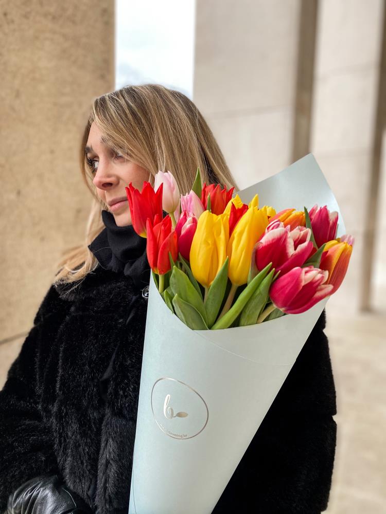 Blooming plavi tuljac sa tulipanima2