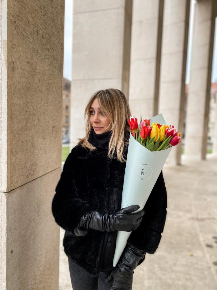 Blooming plavi tuljac sa tulipanima3